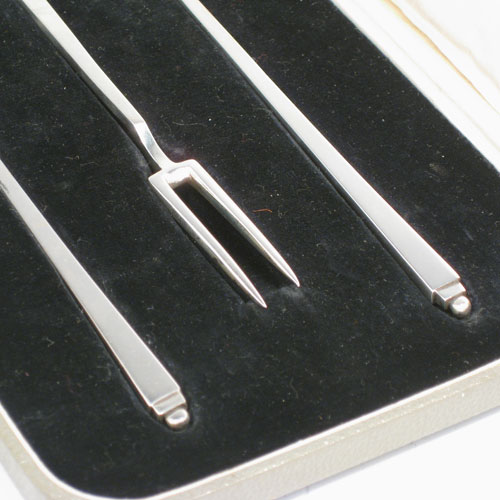 Sterling silver Art Deco salad serving set, having plain square cross-section tapering handles with stepped finials, and in original satin and velvet-lined presentation box. Made by Thomas Bradbury of Sheffield in 1938. Length 23 cms (9 inches). Total weight 135g (4.4 troy ounces)