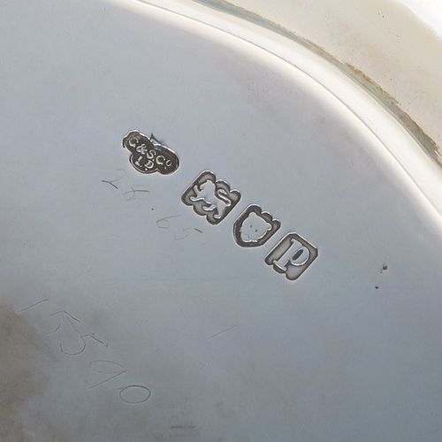 A very elegant Antique Edwardian Sterling Silver salver, having an applied Gadroon border, a plain ground, and sitting on four cast claw and ball feet. This handsome antique silver salver was made by Goldsmiths and Silversmiths of London in 1910. The dimensions of this fine hand-made silver salver are diameter 30.5 cms (12 inches), and it weighs approx. 878g (28 troy ounces).