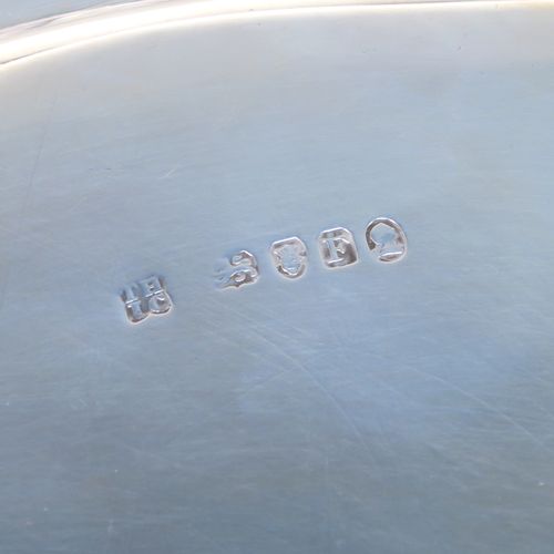 A very elegant Antique Georgian Sterling Silver salver, having an applied shaped gadroon border, a plain ground with a central laurel leaf cartouche., and sitting on three cast scroll and shell feet. This beautiful antique silver salver was made by Hanham and Crouch of London in 1801. The dimensions of this fine hand-made silver salver are diameter 37 cms (14.5 inches), and it weighs approx. 1,288g (41.5 troy ounces).