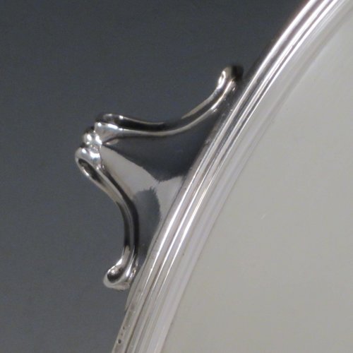 A handsome Antique Georgian Sterling Silver salver, having an applied reeded border, a plain ground with a hand-engraved armorial central crest, and sitting on four cast reeded feet. This elegant antique silver salver was made by Thomas Wallis II of London in 1796. The dimensions of this fine hand-made antique silver salver are diameter 33 cms (13 inches), and it weighs approx. 1,062g (34.3 troy ounces).