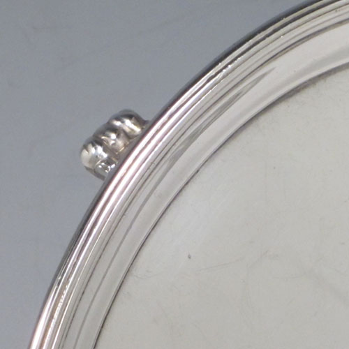 Antique Georgian George III salver, having a plain ground, an applied reeded border, and sitting on three cast flange feet. Made by William Sumner I of London in 1781. The dimensions of this fine hand-made silver salver are diameter 19 cms (7.5 inches), and it weighs approx. 336g (10.8 troy ounces).