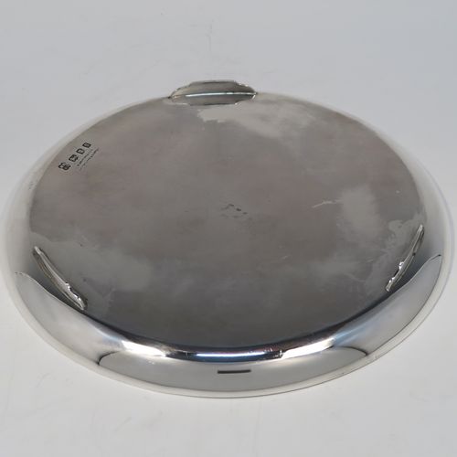A very handsome Antique Sterling Silver salver, having a round body with a plain burnished ground, a raised border, and sitting on three cast flange feet. This elegant silver salver was made by William Bruford and Sons of London in 1922. The dimensions of this fine hand-made antique silver salver are diameter 20 cms (8 inches), height 2 cms (1 inch), and it weighs approx. 500gg (16 troy ounces).