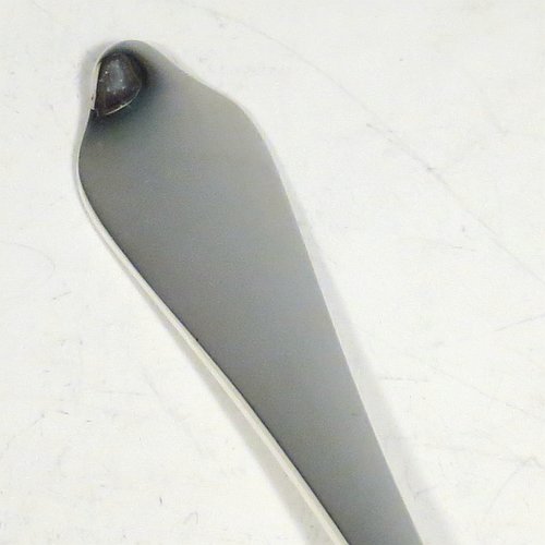 A Sterling Silver pair of Sauce Ladles in the plain Dog-nose pattern with Rattail on reverse, and oval bowls. Made by Goldsmiths & Silversmiths of London in 1917. The dimensions of this fine pair of hand-made silver sauce ladles are length 18 cms (7 inches), and they weigh a total of approx. 155g (5 troy ounces).