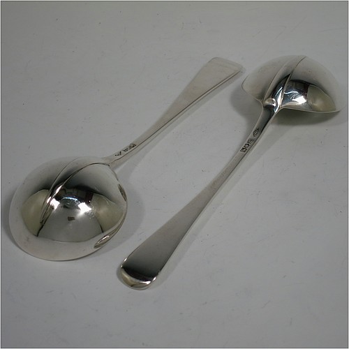 A very handsome Antique Edwardian Sterling Silver pair of Sauce Ladles in the Hollow-Ribbed Rattail pattern, and having round bowls. These elegant antique silver sauce ladles were made by Johnson, Walker, and Tolhurst of London in 1908. The dimensions of this fine pair of hand-made silver sauce ladles are length 18 cms (7 inches), and they weigh a total of approx. 136g (4.4 troy ounces).