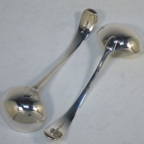 A handsome Sterling Silver pair of sauce ladles in the plain Old English pattern, and having oval bowls. Made by Robert Pringle of London in 1925. The dimensions of this fine pair of hand-made silver sauce ladles are length 17 cms (6.75 inches), and they weigh a total of approx. 136g (4.4 troy ounces).