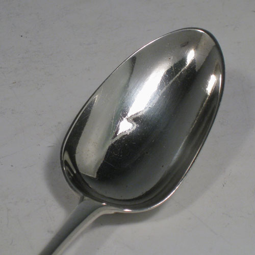 Antique Georgian sterling silver pair of stuffing or basting spoons, in the Old English pattern, having plain oval pointed bowls, and plain long handles with pips on the reverse. Made by Thomas Wallis II of London in 1791. The length of these fine hand-made silver basting / stuffing spoons is 31 cms (12.25 inches), and the total weight is approx. 203g (6.5 troy ounces). Please note that both spoons are crested.