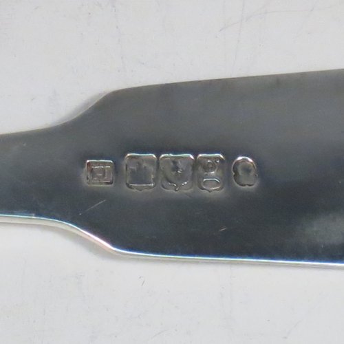 An Antique Georgian sterling silver Scottish Fiddle pattern stuffing spoon, having a very plain handle with pip on reverse, and a plain oval bowl. Made in Edinburgh in 1812. The dimensions of this fine hand-made antique silver stuffing spoon are length 31 cms (12.25 inches), and it weighs approx. 122g (4 troy ounces). Please note that this item is crested with Touch Not the Cat but a Glove for either the Mackpherson or Mackintosh clan.