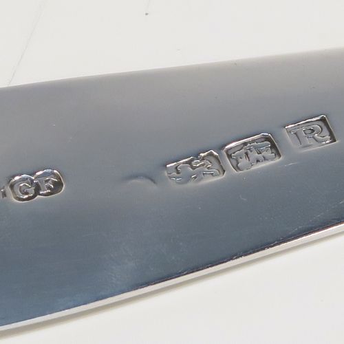 A handsome Antique Georgian Sterling Silver Old English pattern stuffing spoon, having a very plain handle with pip on reverse, and a plain oval bowl. This elegant silver serving spoon was made by George Ferris of Exeter in 1813. The dimensions of this fine hand-made antique silver stuffing spoon are length 30 cms (11.75 inches), and it weighs approx. 82g (2.6 troy ounces).