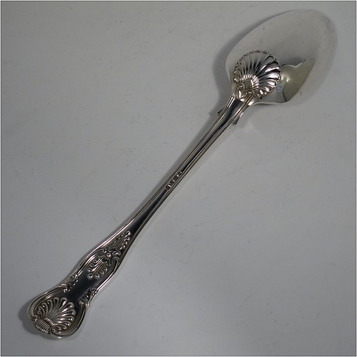 A heavy Sterling Silver stuffing spoon in the double-struck Kings pattern, having a fancy handle with hand-chased shell, scroll, and reeded decoration, and a plain oval bowl with shoulders above, and shell on reverse. Made in London in 1978. The dimensions of this fine hand-made silver stuffing spoon are length 31 cms (12.25 inches), and it weighs approx. 253g (8.2 troy ounces).