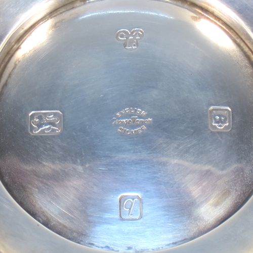 A very elegant and heavy Sterling Silver sugar bowl, having a plain round bellied body, with an applied top reeded border, and all sitting on a pedestal foot with hand-chased fluted decoration. Made by George Tarratt of London in 1971. The dimensions of this fine hand-made silver sugar bowl are height 8 cms (3 inches), diameter at lip 9 cms (3.5 inches), and it weighs approx. 244g (7.9 troy ounces).   