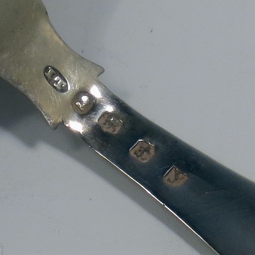 An Antique Georgian Sterling Silver tea caddy spoon, having a single-struck Kings Hour-Glass pattern handle, and a plain oval bowl. Made by Joseph Taylor of Birmingham in 1822. The dimensions of this fine hand-made antique silver tea caddy spoon are length 8.5 cms (3.3 inches), width across bowl 4.5 cms (1.75 inches), and it weighs approx. 11g (0.35 troy ounces).