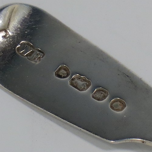 An Antique early Victorian Sterling Silver tea caddy spoon, having a plain Fiddle pattern handle, and a hand-chased fluted oval bowl. Made by William Elliott of London in 1843. The dimensions of this fine hand-made antique silver tea caddy spoon are length 10 cms (4 inches), width across bowl 3.5 cms (1.3 inches), and it weighs approx. 12g (0.38 troy ounces). Please note that this item is monogrammed.