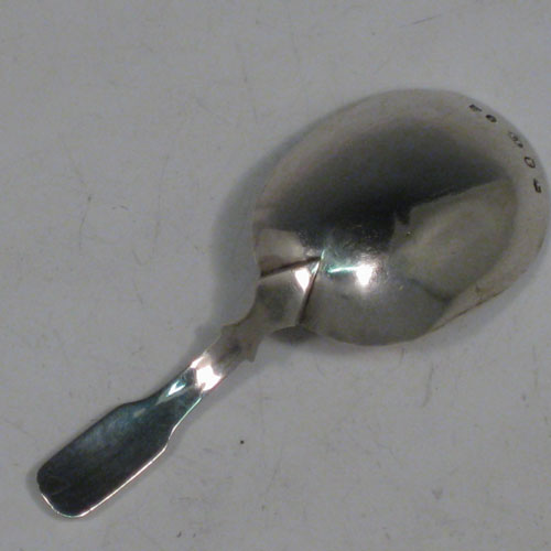 Antique Georgian sterling silver tea caddy spoon, having an engraved Fiddle pattern handle, and an engraved bowl, with a geometrical floral decoration. Made by Joseph Taylor of Birmingham in 1825. The dimensions of this fine hand-made silver tea caddy spoon are length 7.5 cms (3 inches), width 3 cms (1.2 inches), and it weighs approx. 6g (0.2 troy ounces).