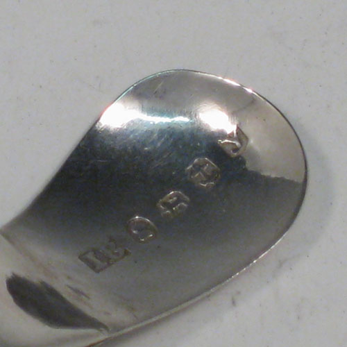 Antique Georgian sterling silver tea caddy spoon, having an engraved curved handle, and an engraved and fluted / scalloped bowl, with floral decoration. Made by John Bettridge of Birmingham in 1822. The dimensions of this fine hand-made silver tea caddy spoon are length 6.5 cms (2.5 inches), width 4 cms (1.5 inches), and it weighs approx. 6g (0.2 troy ounces).