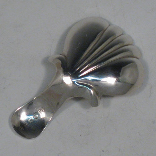 Antique Georgian sterling silver tea caddy spoon, having an engraved curved handle, and an engraved and fluted / scalloped bowl, with floral decoration. Made by John Bettridge of Birmingham in 1822. The dimensions of this fine hand-made silver tea caddy spoon are length 6.5 cms (2.5 inches), width 4 cms (1.5 inches), and it weighs approx. 6g (0.2 troy ounces).