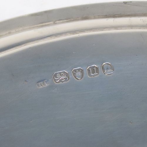 A handsome Antique Georgian Sterling Silver teapot stand having a plain oval body with applied reeded border, and all sitting on four flange feet. This beautiful antique silver teapot stand was made by Henry Chawner of London in 1795. The dimensions of this fine hand-made antique silver teapot stand are length 18 cms (7 inches), width 12.5 cms (5 inches), and it weighs approx. 147g (4.7 troy ounces).