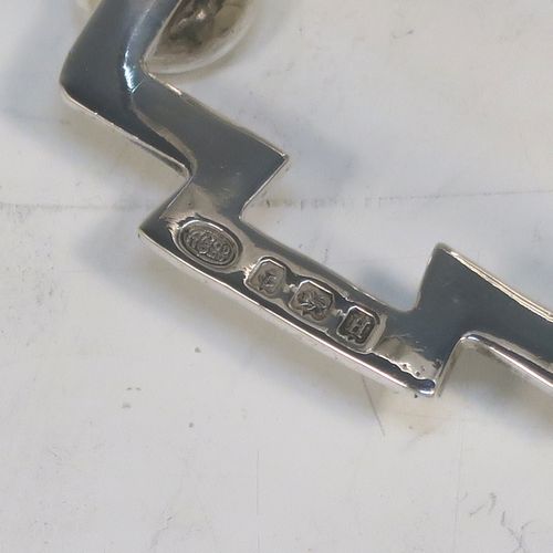 A very stylish Art Deco Sterling Silver five-bar toast-rack, in a very angular style design, attached to a rectangular base and sitting on four round cushion feet. this elegant silver toastrack was made by Alexander Clark and Co., of Birmingham in 1932. The dimensions of this fine hand-made Art Deco silver toast-rack are length 13.5 cms (5.25 inches), height 10 cms (4 inches), width 7 cms (2.75 inches), and it weighs approx. 127g (4 troy ounces).