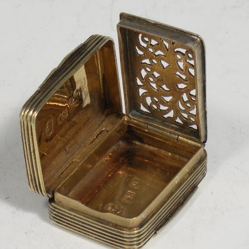 An Antique Georgian Sterling silver and gold-gilt vinaigrette, having engine-turned decoration, reeded sides, a gold-gilt interior, and a hand-pierced grill with floral work. Made by Thomas Shaw of Birmingham in 1829. The dimensions of this fine hand-made silver vinaigrette are length 2.5 cms (1 inch), width 2 cm (0.6 inches), and depth 1 cm (0.4 inches).