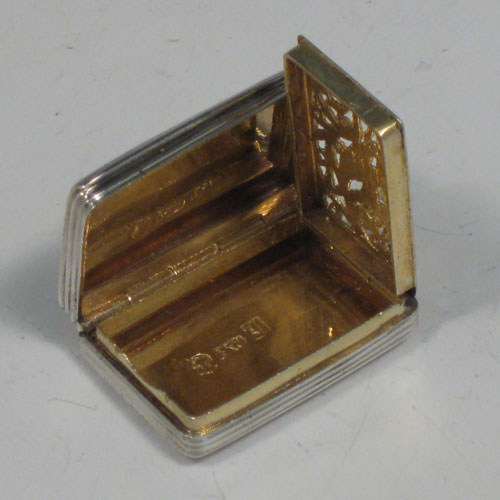Antique Georgian sterling silver vinaigrette, having a rectangular body with hand-engraved reeded decoration, a hinged lid, a gold-gilt interior with hinged hand-pierced and chased grill, and a side ring. Made by Gervase Wheeler of Birmingham in 1832. The dimensions of this fine hand-made silver vinaigrette are length 3 cms (1.25 inches), and width 2 cms (0.75 inches).