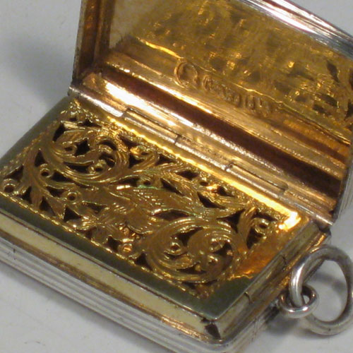 Antique Georgian sterling silver vinaigrette, having a rectangular body with hand-engraved reeded decoration, a hinged lid, a gold-gilt interior with hinged hand-pierced and chased grill, and a side ring. Made by Gervase Wheeler of Birmingham in 1832. The dimensions of this fine hand-made silver vinaigrette are length 3 cms (1.25 inches), and width 2 cms (0.75 inches).