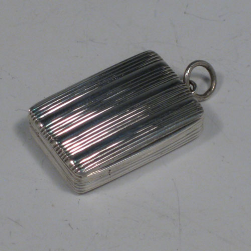 Antique Georgian sterling silver vinaigrette, having a rectangular body with hand-engraved reeded decoration, a hinged lid, a gold-gilt interior with hinged hand-pierced and chased grill, and a side ring. Made by Gervase Wheeler of Birmingham in 1832. The dimensions of this fine hand-made silver vinaigrette are length 3 cms (1.25 inches), and width 2 cms (0.75 inches).