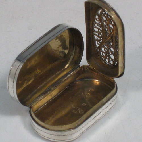 Antique Georgian sterling silver vinaigrette, having a rectangular body with rounded ends, a hand-engraved floral band of decoration, a hinged lid, and a gold-gilt interior with hinged fillagree grill. Made by Samuel Pemberton of Birmingham in 1800. The dimensions of this fine hand-made silver vinaigrette are length 3.5 cms (1.3 inches), and width 2 cms (0.75 inches).